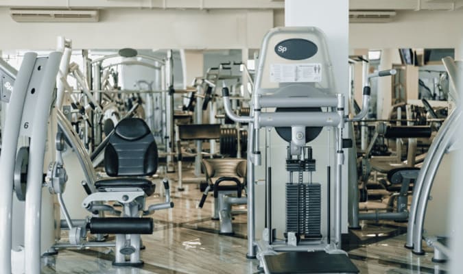Limpieza de centros deportivos con maquinaria profesional en sala fitness y vestuarios.
