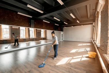 Limpieza de centros deportivos en salas de parquet con espejos.